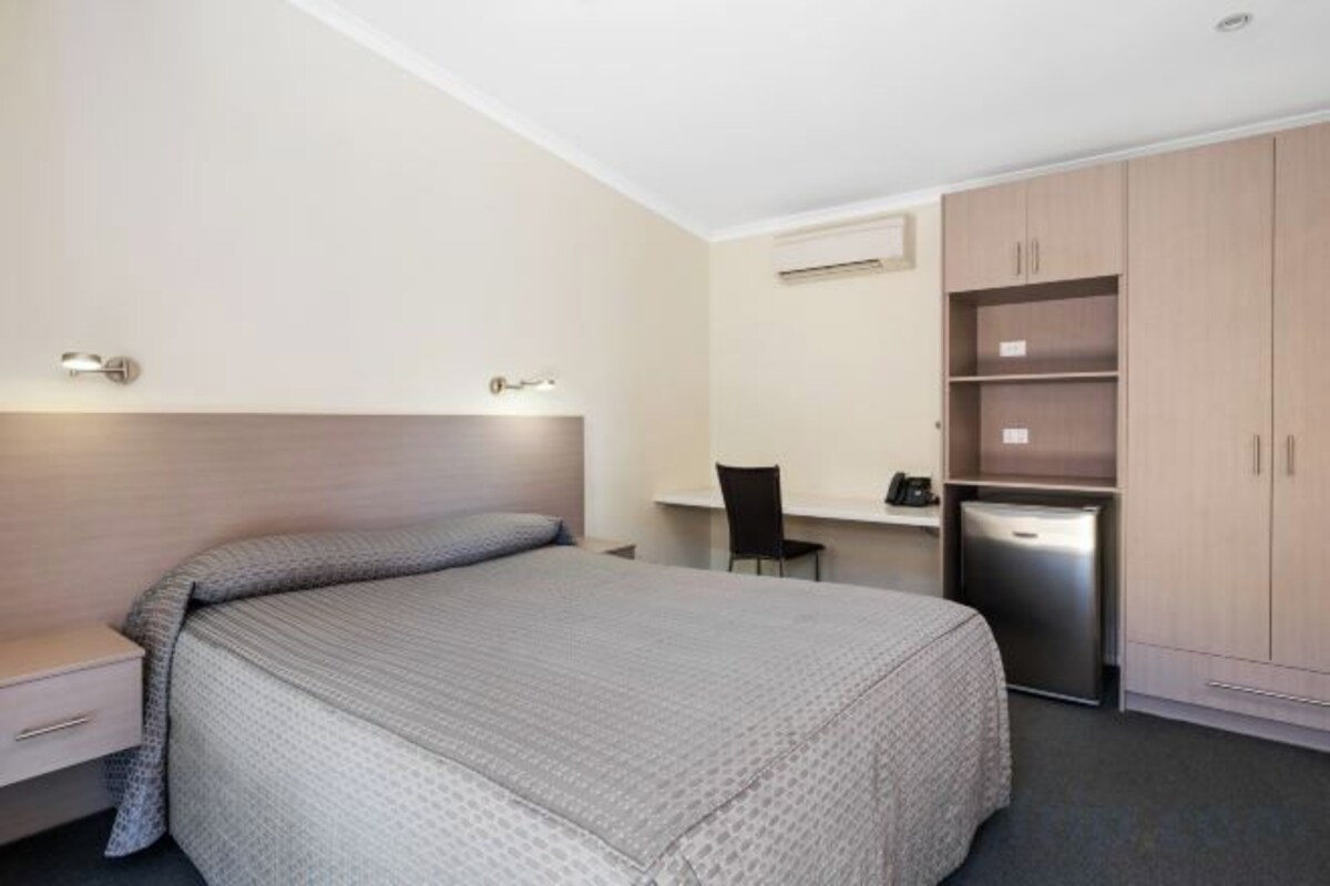 Business Queen Room