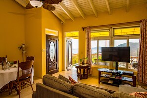 Condo panorámico | Área de sala de estar | Televisión LCD de 32 pulgadas con canales vía satélite y televisión