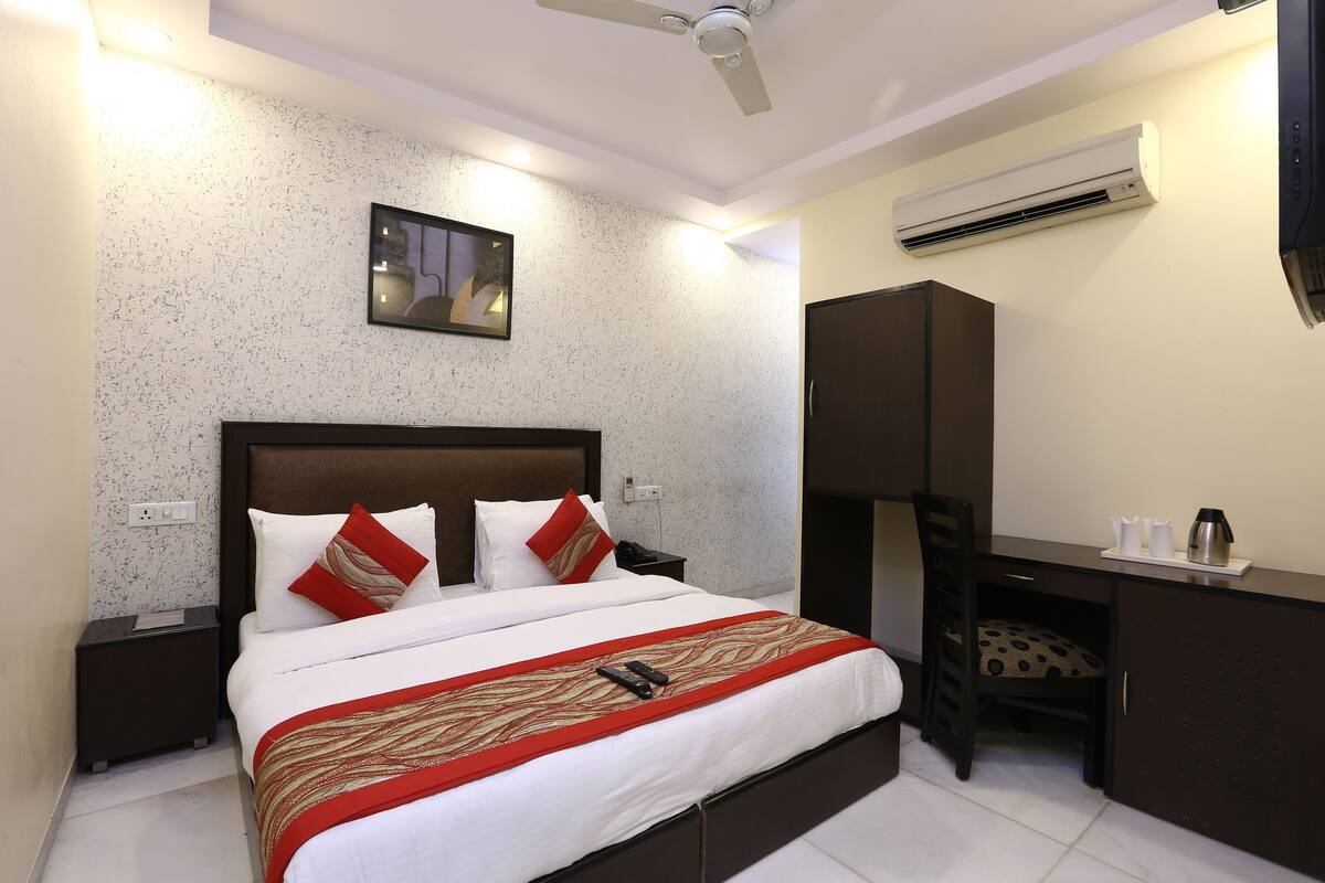 Compact Room | Egyptian cotton sheets, premium bedding, memory-foam beds, in-room safe