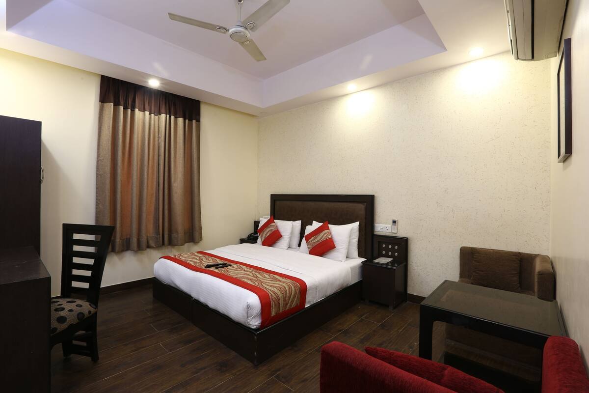 Deluxe Room, City View | Egyptian cotton sheets, premium bedding, memory-foam beds, in-room safe