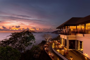3 restaurants, breakfast, lunch, dinner served; Thai cuisine