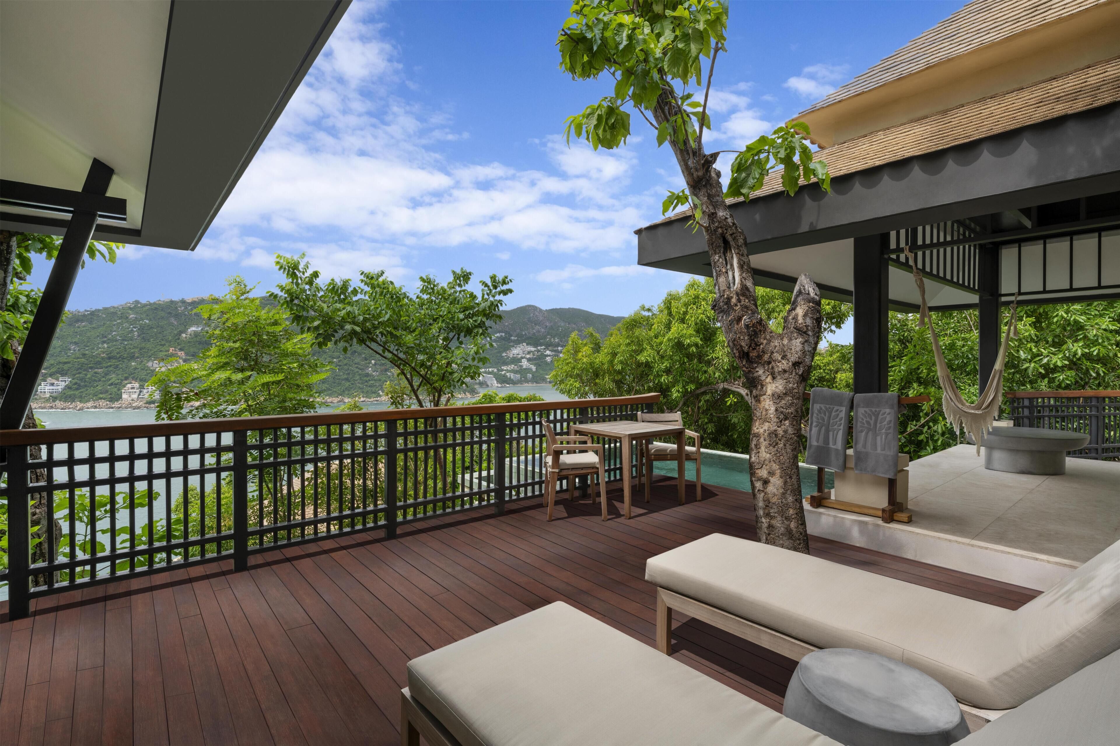 Ocean View Two-Bedroom Family Pool Villa - King + Twin | Balcón