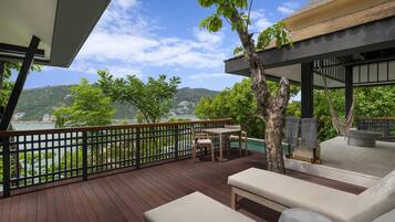 Ocean View Two-Bedroom Family Pool Villa - King + Twin | Balcón