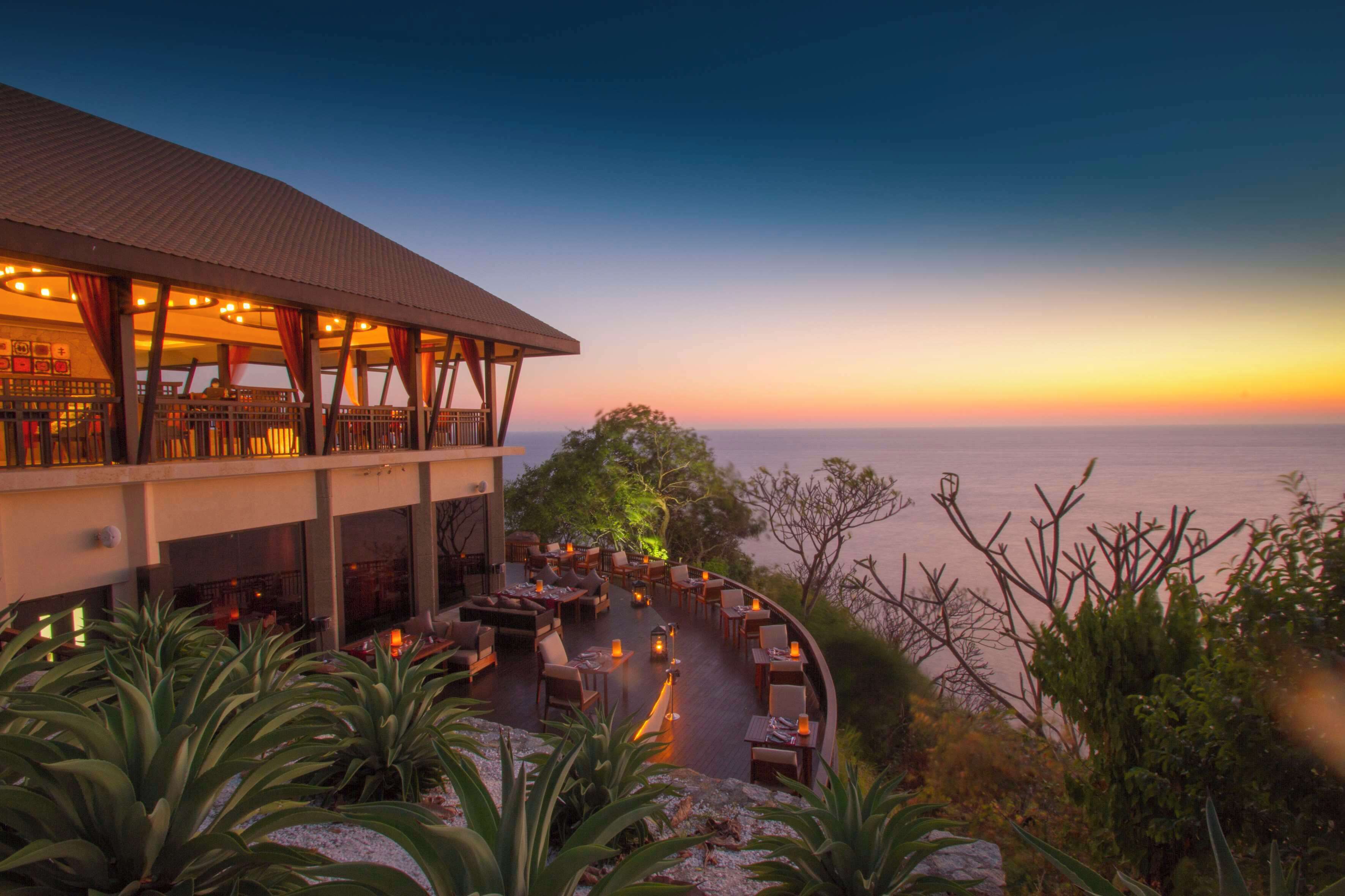 3 restaurantes, se sirven desayunos, comidas, cenas y cocina tailandesa