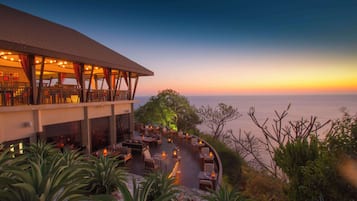 3 間餐廳,供應早餐、午餐和晚餐,泰國料理