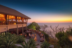 3 restauranter, frokost, lunsj og middag serveres, thailandske retter