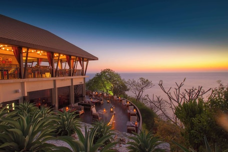 3 restaurants, breakfast, lunch, dinner served; Thai cuisine