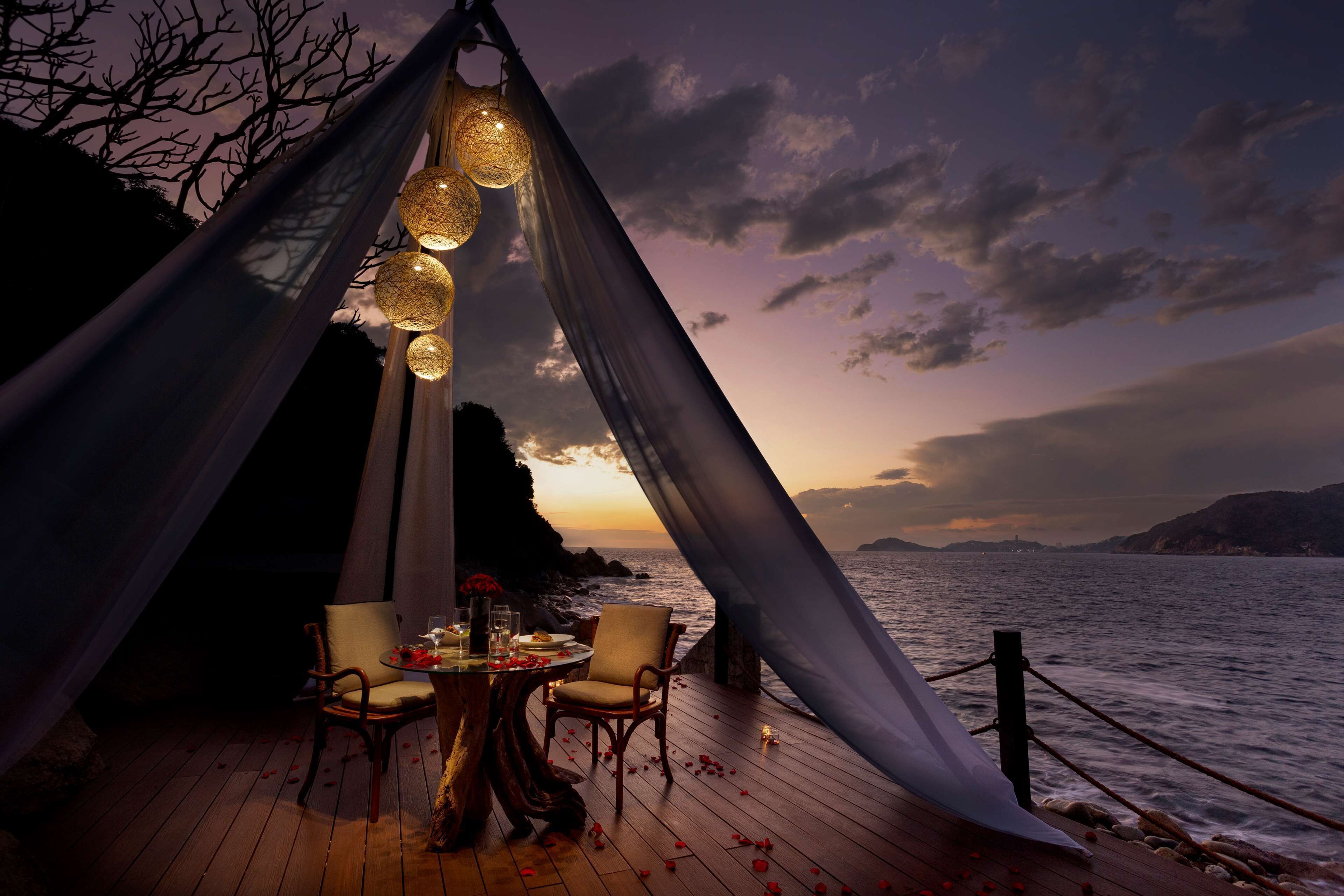 3 restaurants, breakfast, lunch, dinner served; thai cuisine