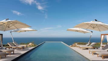 Alberca al aire libre y camas balinesas gratuitas