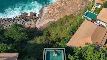 Ocean Front Pool Villa - King | Ropa de cama de alta calidad, minibar, caja fuerte y escritorio
