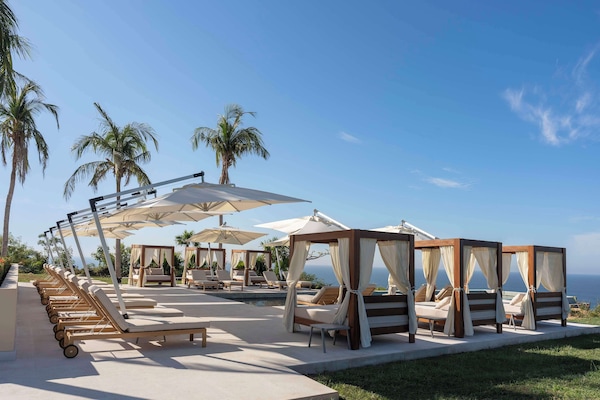 2 piscinas al aire libre, sombrillas, sillones reclinables de piscina