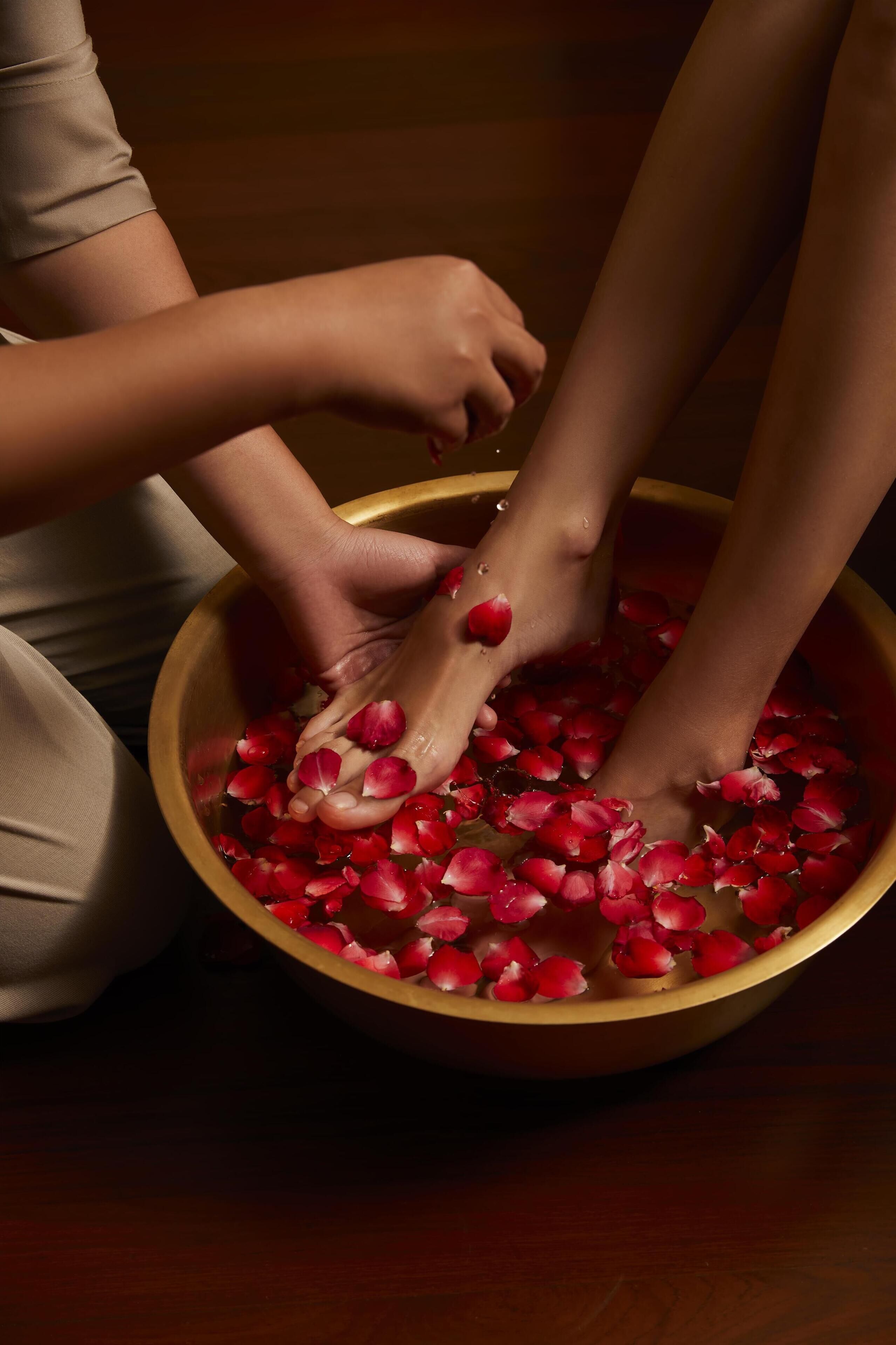 Hot tub, body treatments, aromatherapy, hot stone massages