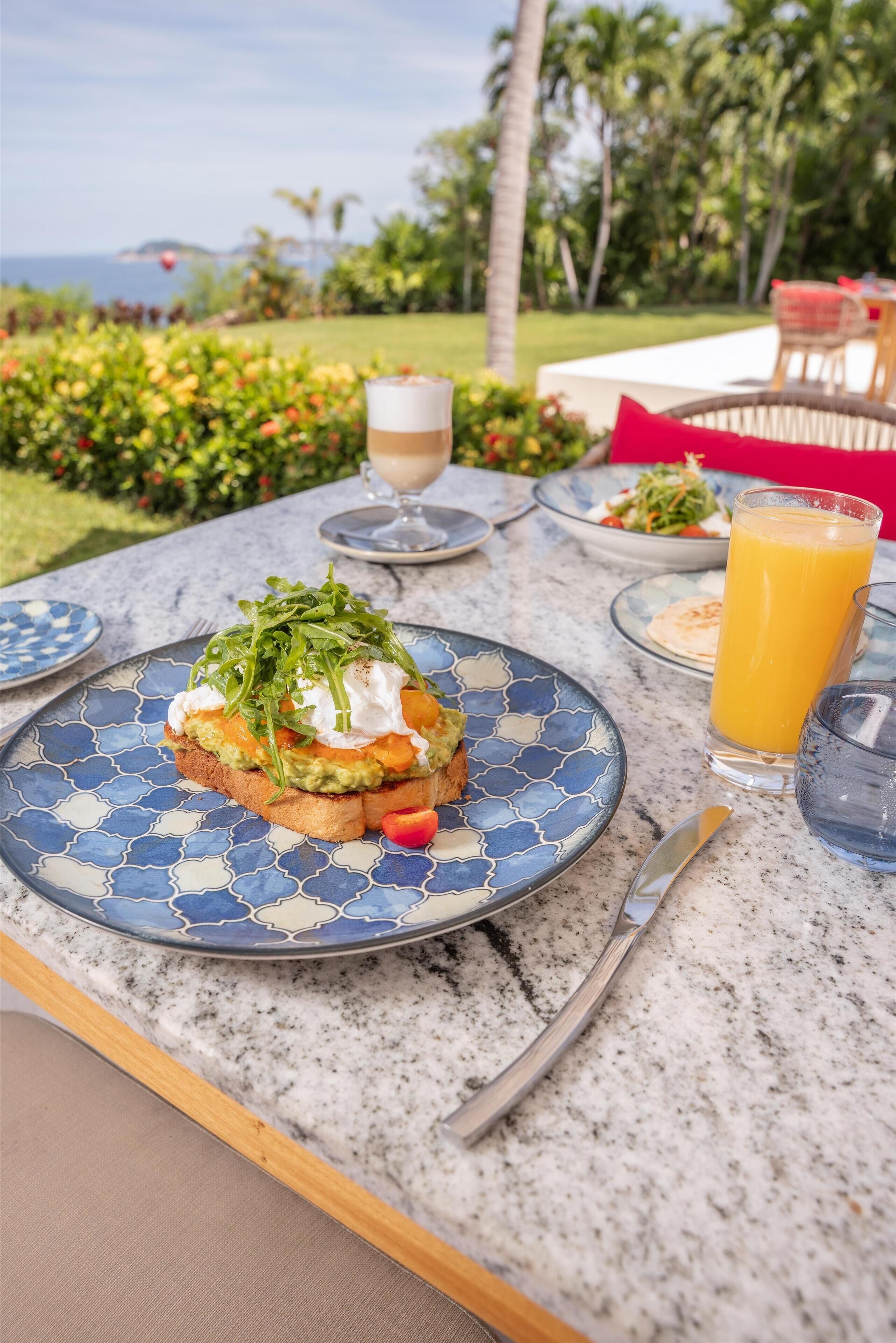 daily cooked-to-order breakfast for a fee