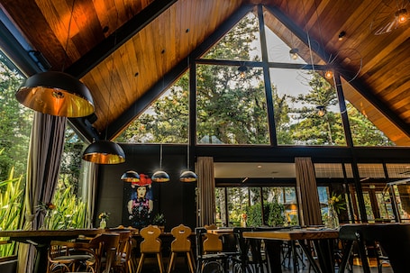 Se sirven desayunos y cenas, cocina internacional