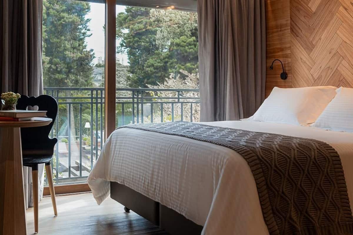 Hypo-allergenic bedding, minibar, in-room safe, blackout drapes