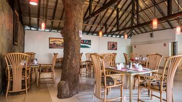 2 restaurants, breakfast served