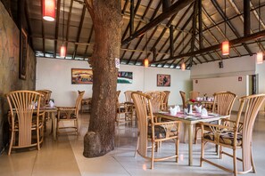 2 restaurantes; se sirven desayunos