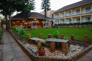 2 개의 레스토랑, 아침 식사 제공