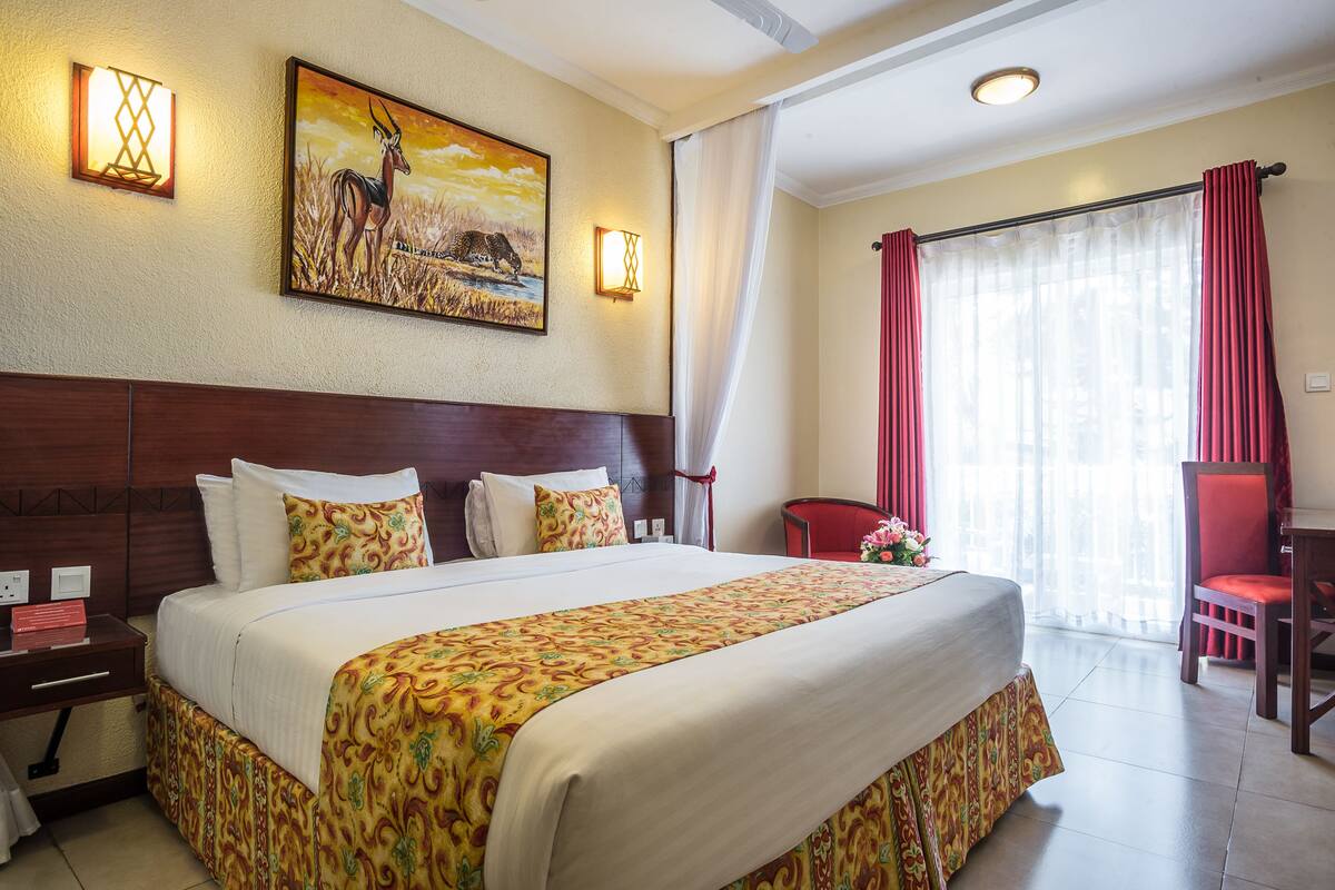 Premium bedding, in-room safe, desk, blackout drapes