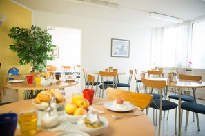 每日供應自助早餐 (費用另計)