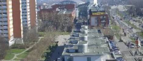 Ein Hochhaus mit Parkplatz davor.