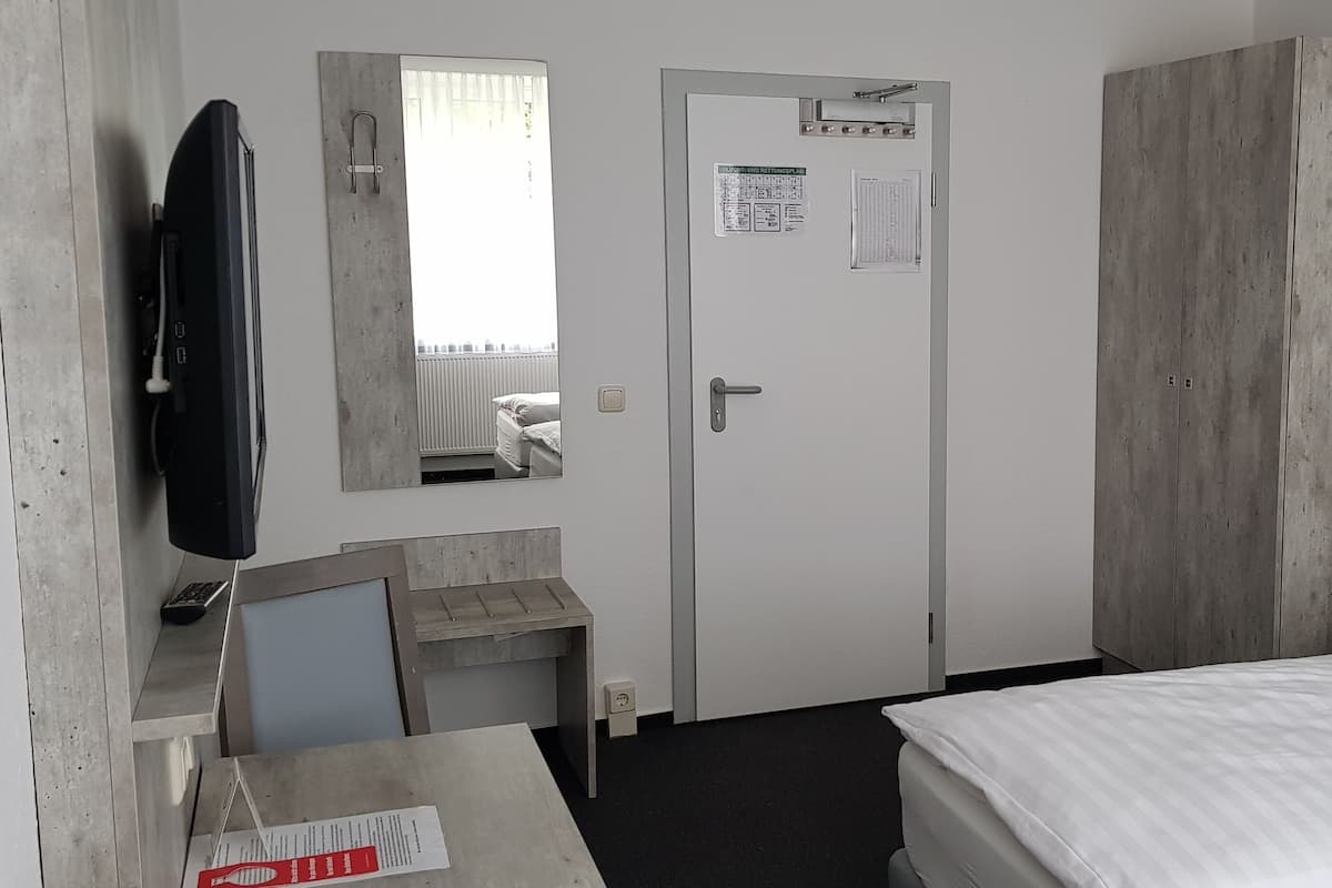 Habitación Confort con 2 camas individuales, baño compartido | Espacio para trabajar con laptop y tabla de planchar con plancha