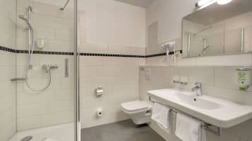 Habitación Confort con 2 camas individuales | Baño | Ducha y toallas