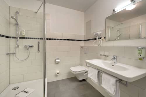 Comfort-Zweibettzimmer | Badezimmer | Dusche, Handtücher