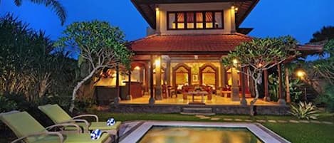 Villa, 3 Bedrooms, Private Pool | Peti besi dalam bilik, dilengkapkan perabot secara berasingan, meja 