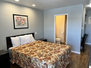 Room, 1 Queen Bed | Individually decorated, individually furnished, desk