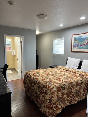 Standard Room, 1 Queen Bed | Individually decorated, individually furnished, desk, iron/ironing board - Studio Inn Livermore (Livermore)