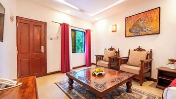 Superior kamer | Individueel gedecoreerd, individueel gemeubileerd, een bureau