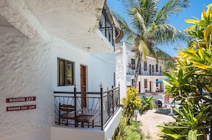 Outdoor pool, sun loungers - PrideInn Hotel Nyali (Mombasa)