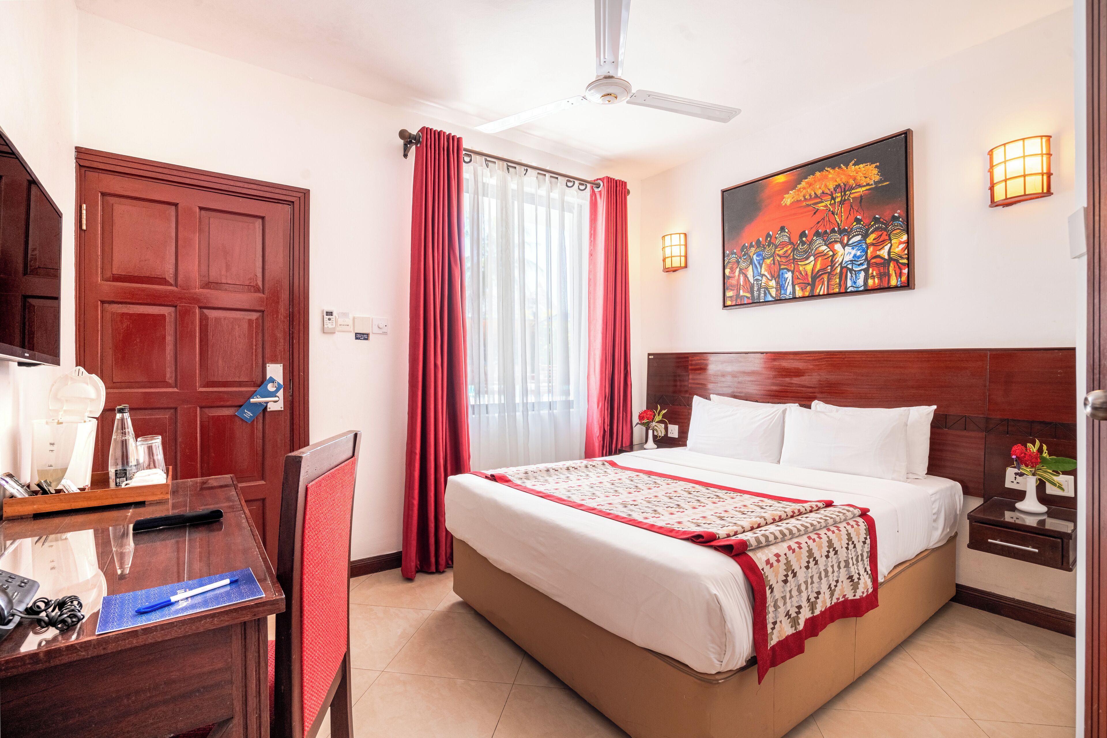 스탠다드 더블룸 | 각각 다른 스타일의 인테  리어, 각각 다르게 가구 비치, 책상, 노트북 작업 공간