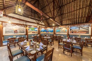 供应早餐、午餐和晚餐