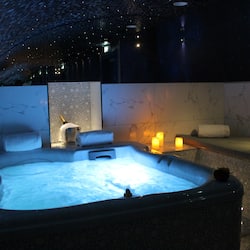Indoor spa tub