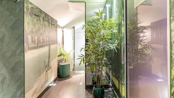 Salas de tratamiento para parejas, un sauna, una bañera de hidromasaje