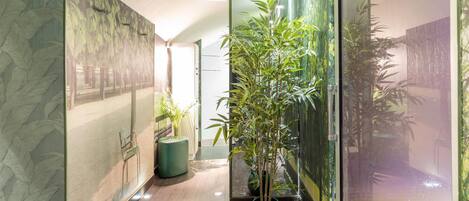 Couples treatment rooms, sauna, hot tub, steam room, body treatments