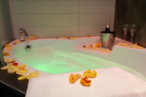 Habitación doble (Opera Garnier with Jacuzzi ) | Baño | Tina con regadera, tina de hidromasaje, regadera tipo lluvia 