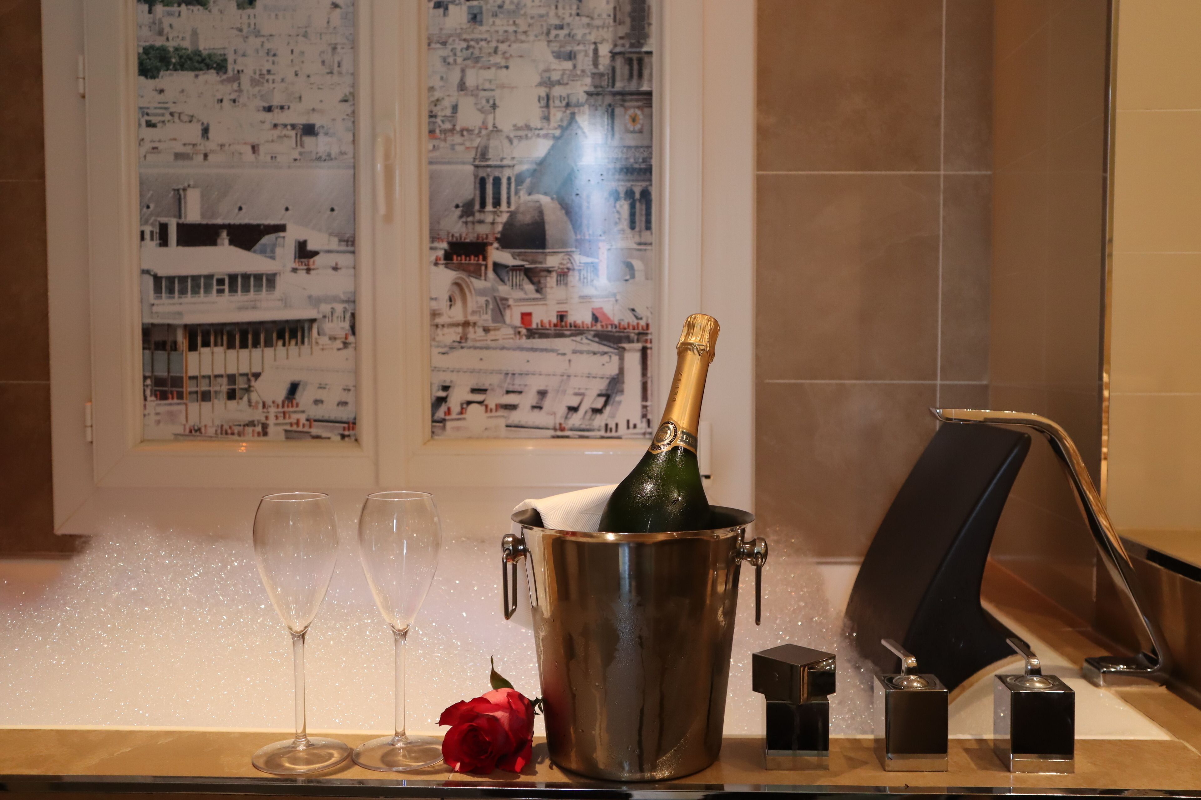 double room atelier d'artiste with jacuzzi for 2 and round bed | bathroom shower