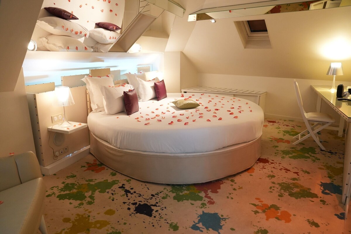 Artist's Studio Room with Jacuzzi | Premium bedding, in-room safe, blackout drapes, soundproofing