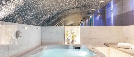 Espace de soins pour les couples, sauna, bain à remous, hammam, hammam