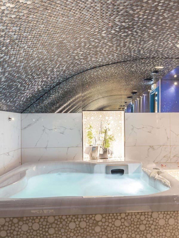 Couples treatment rooms, sauna, hot tub, steam room, Turkish bath