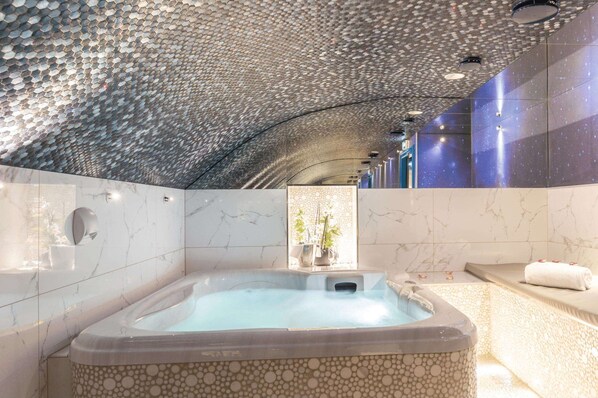 Couples treatment room(s), sauna, hot tub, steam room