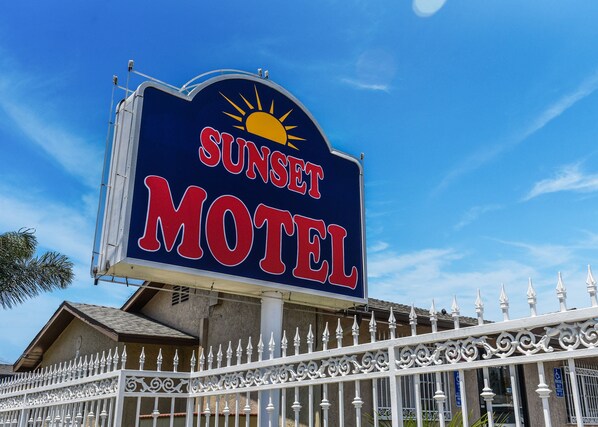 A motel sign with a sun design and the words "Sunset Motel". - Sunset Motel (Pomona)