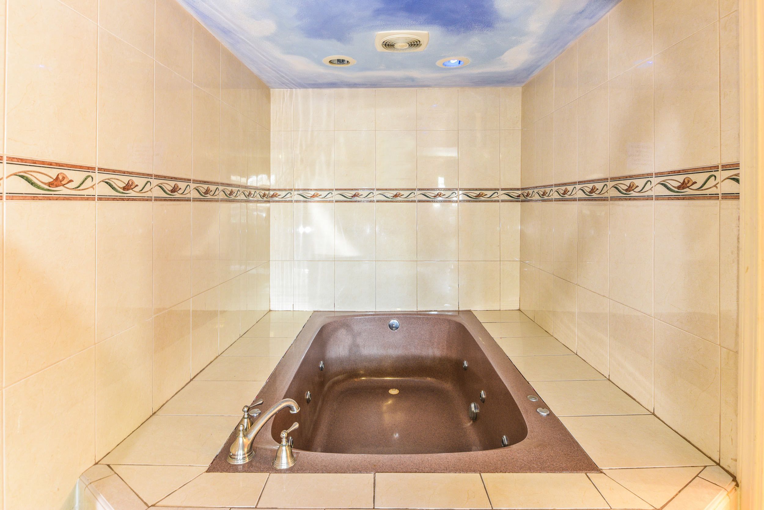 Deluxe Suite, 1 King Bed | Bathroom | Combined shower/tub, free toiletries