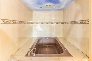 Deluxe Suite, 1 King Bed | Bathroom | Combined shower/tub, free toiletries