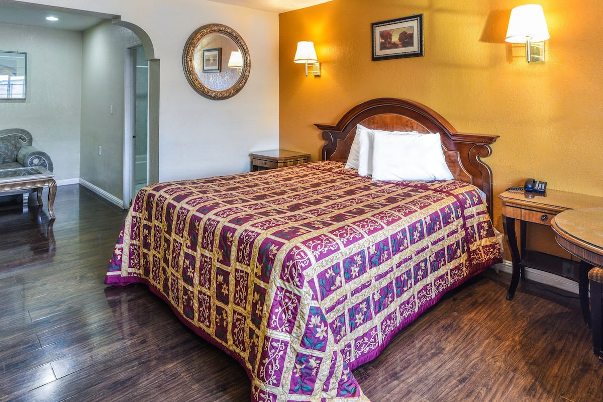 Desk, free WiFi, bed sheets