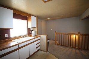 Réfrigérateur, micro-ondes (sur demande)