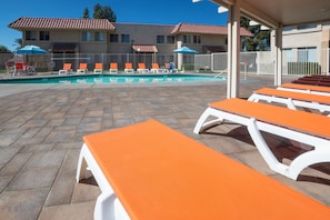 Piscine extérieure, chaises longues